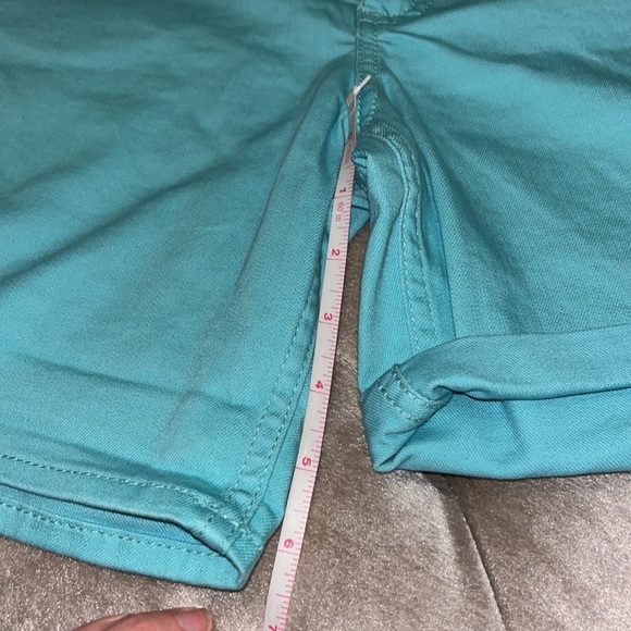 Lee Brand, mid rise shorts with cuffed hem that can be worn up or down, size 6 - Picture 6 of 9